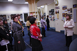 Вчителі та студенти на екскурсії в музеї Гринченка.jpg